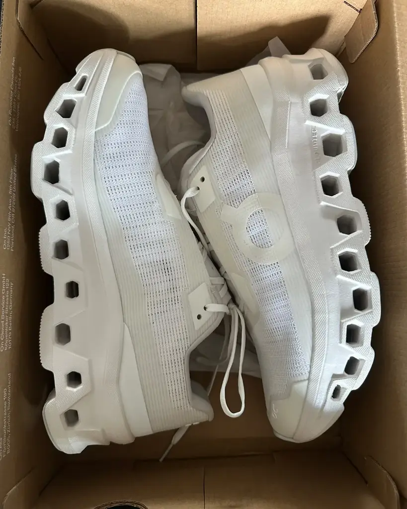 on-cloudmonster-void-blanco-08-par-en-caja.webp