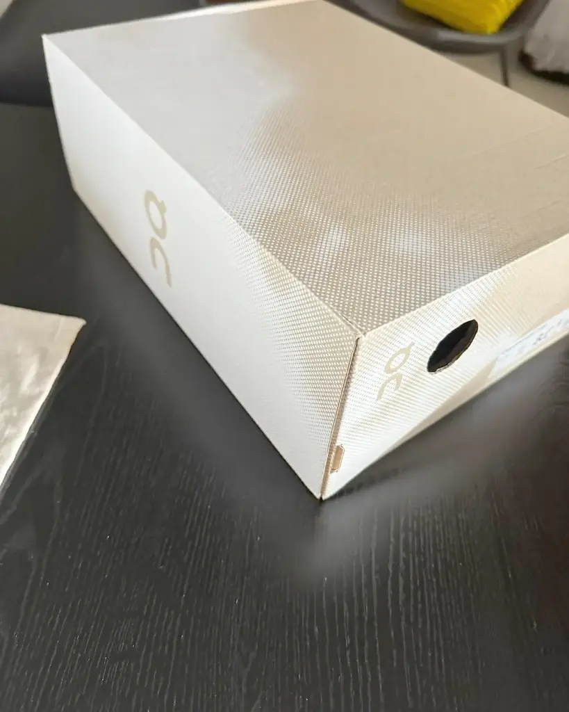 on-cloudmonster-void-blanco-10-caja-angulo.webp