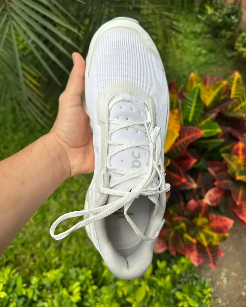 on-cloudmonster-void-blanco-05-cordones-plantilla.webp