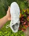 on-cloudmonster-void-blanco-05-cordones-plantilla.webp