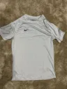 Camiseta Nike deportiva gris claro
