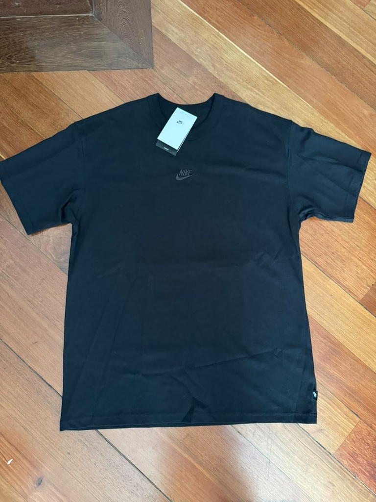 Men's Nike Sportswear Premium Essentials Futura T-Shirt negra (m)