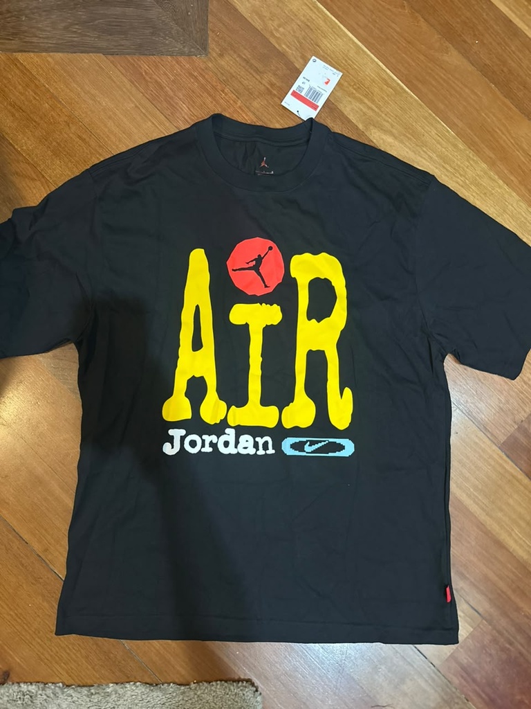 Camiseta Jordan Air negra logo amarillo (m)