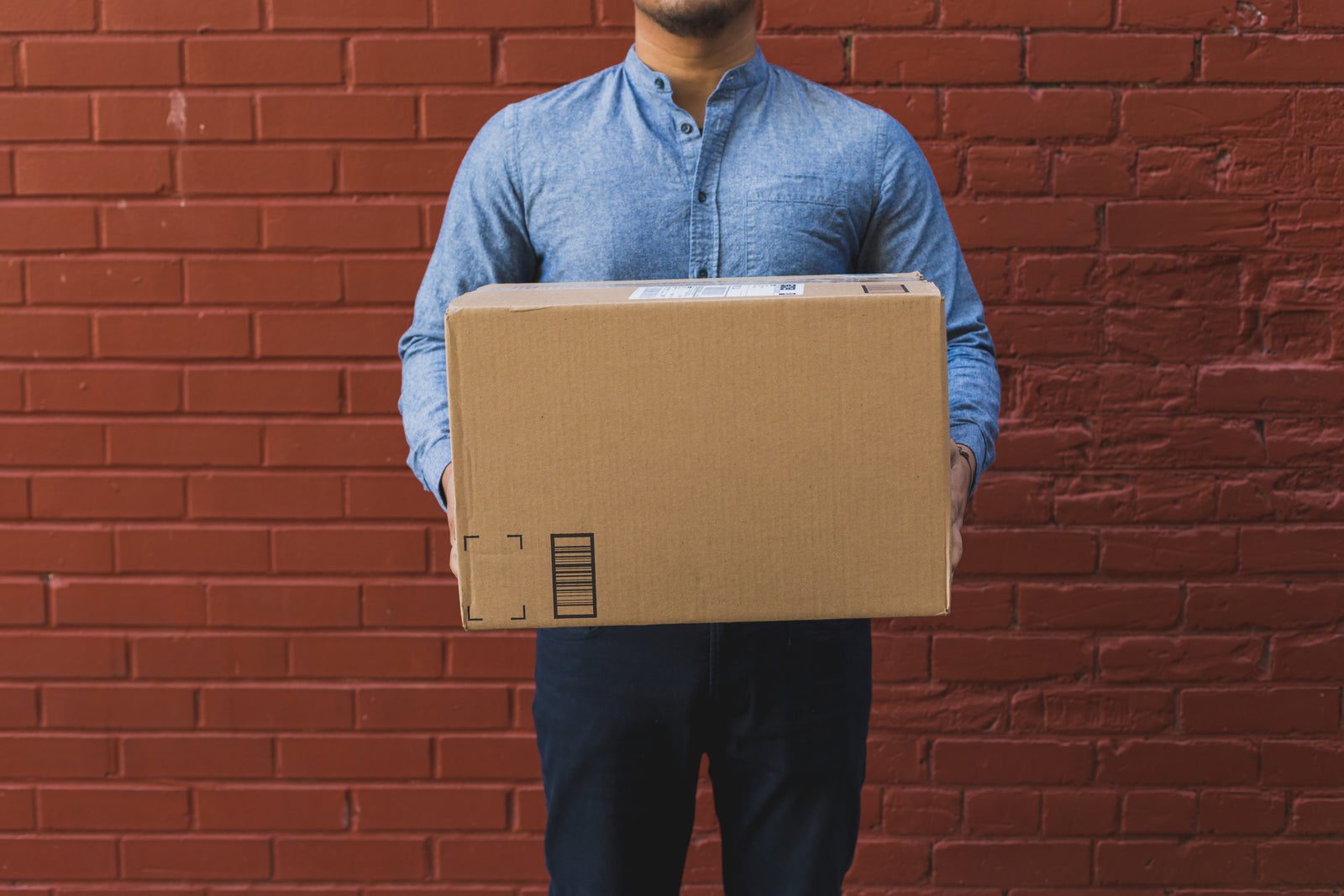 Persona sosteniendo una caja de envío