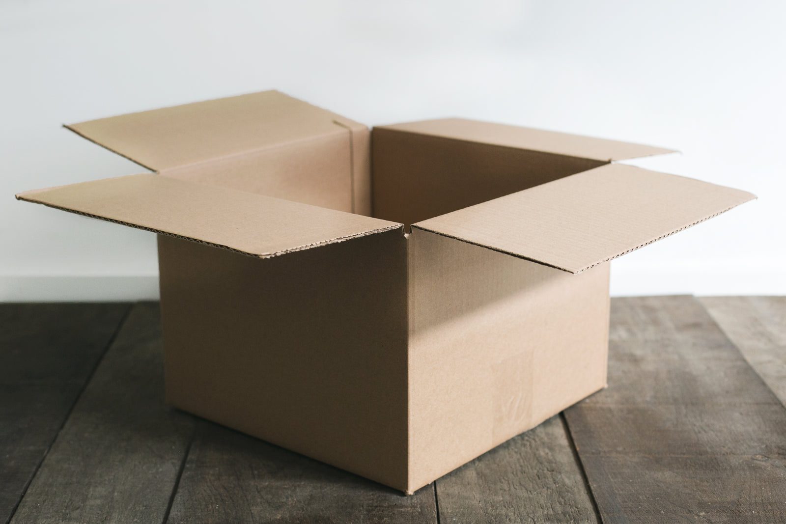 Caja de cartón abierta para revisión