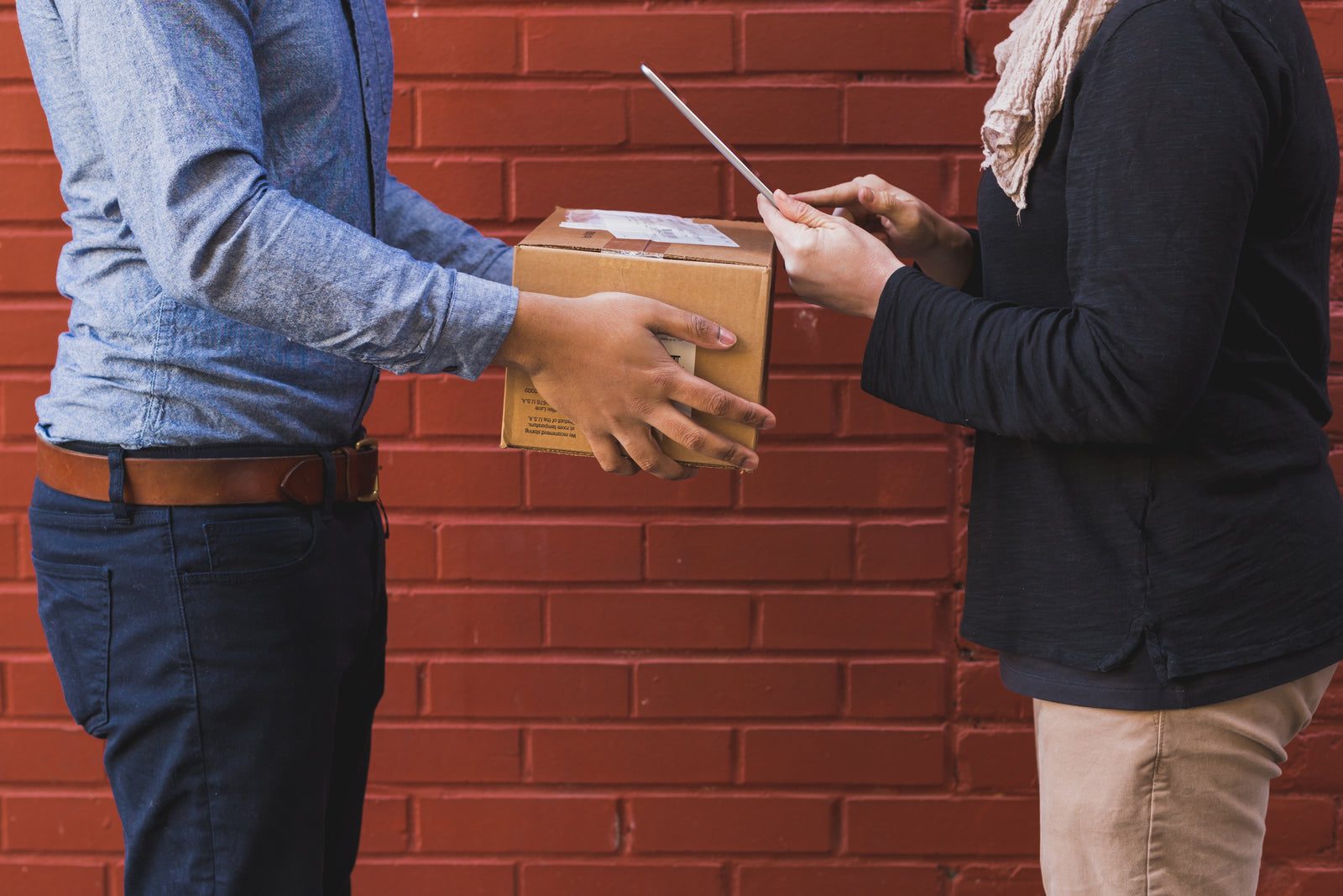 Entrega de una caja entre dos personas